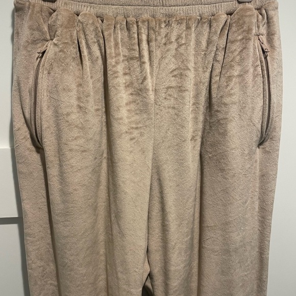 SKIMS Velour Pants with pockets - Picture 4 of 12